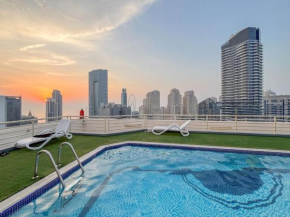 Luxe 3BR in Marina w JBR & DubaiEye view from Pool